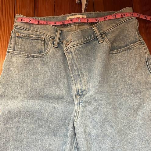 Abercrombie & Fitch  Light Wash Crossover Ultra High Rise 90s Straight Jean 10/30