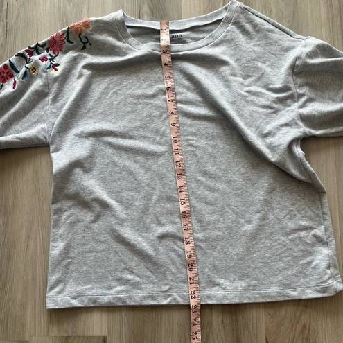 a.n.a  L Gray Floral Embroidered Shoulders Crew Neck Sweater