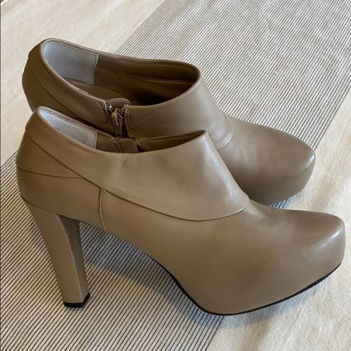 Me Too ❤️3/$20 Sale!❤️  “Laser” Beige Taupe Heeled Booties 10M