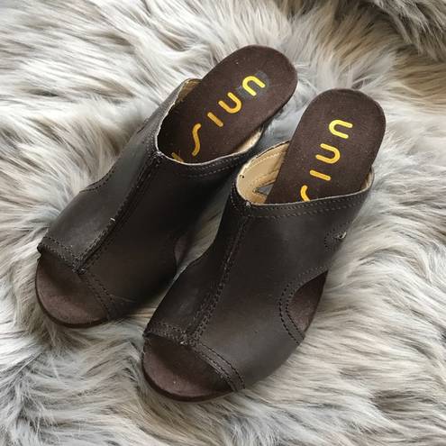 Unisa NWOT  Women's Brown Wedge Summer Sandals sz 8