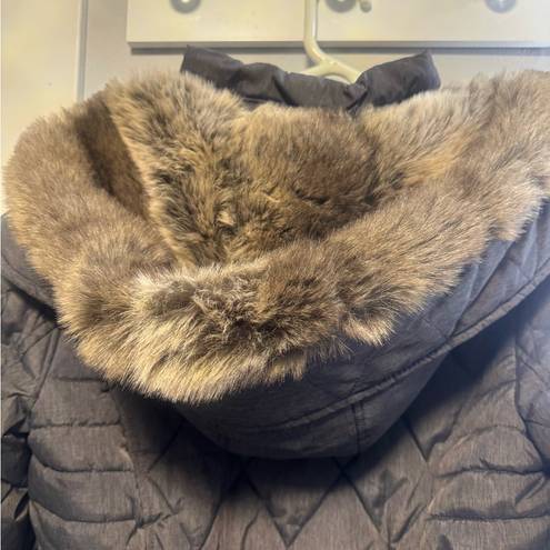 Apt. 9 Gray  warm winter coat.. size medium, accents waist with a fur hood!