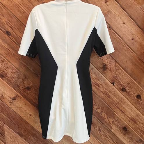 Ellison 🆕  v neck short sleeve mini dress white black stretchy medium