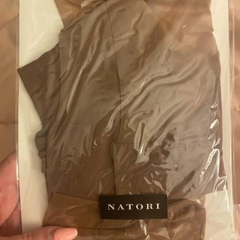 Natori NWT  exceptional sheer honey color pantyhose brand new in box small