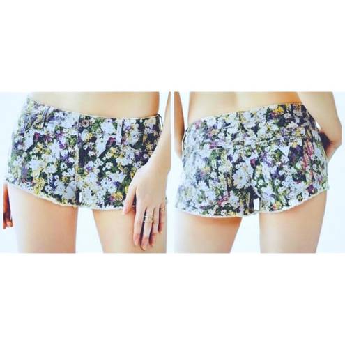 GUESS | Low-Rise Denim Shorts in Daisy Floral Print Enzyme Stone size 26