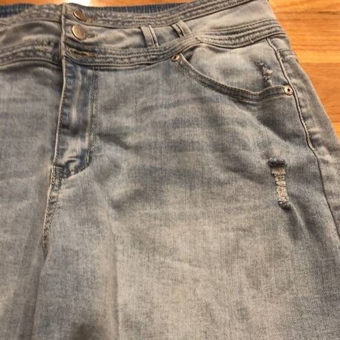 Suzanne Betro 𝅺 denim distressed shorts size 16.