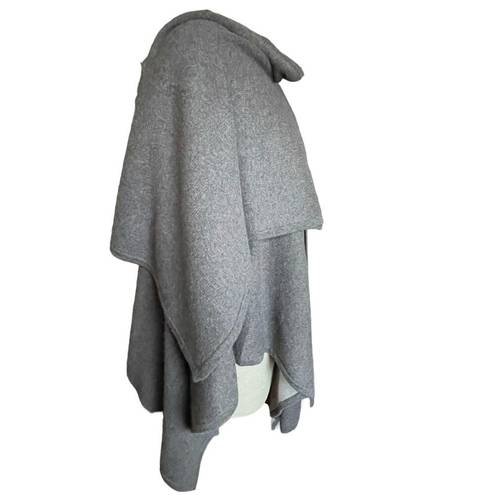 Neiman Marcus  Cashmere Sweater Wrap in Medium Gray