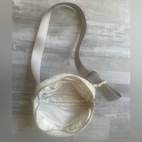 Lululemon  Everywhere Fleece Belt Bag in Light Ivory