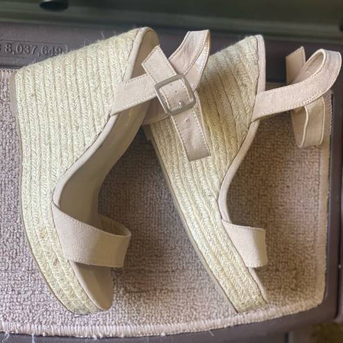 Lulus Lulu’s “Beachy Dreams” Platform Beige Canvas Sandals. Size 8.5.