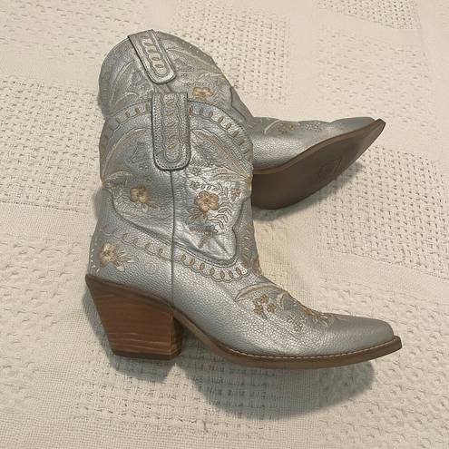 Dingo  Primrose floral embroidery silver western snip toe boots SHELF 8035