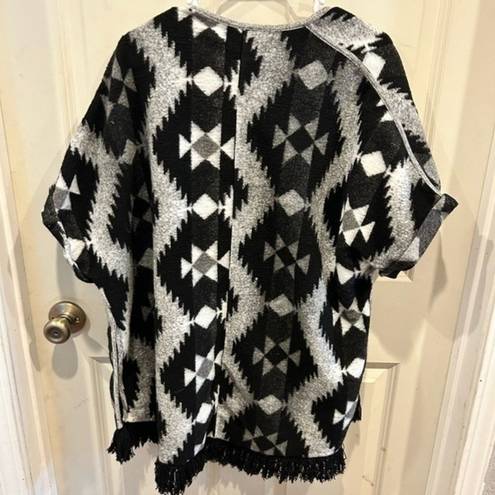 American Eagle  Aztec Print Poncho Ruana Size Medium