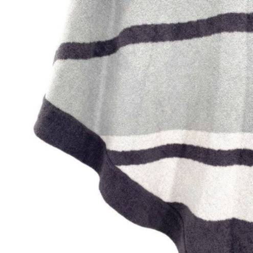 Barefoot Dreams  Grey Striped Ocean Breeze Poncho