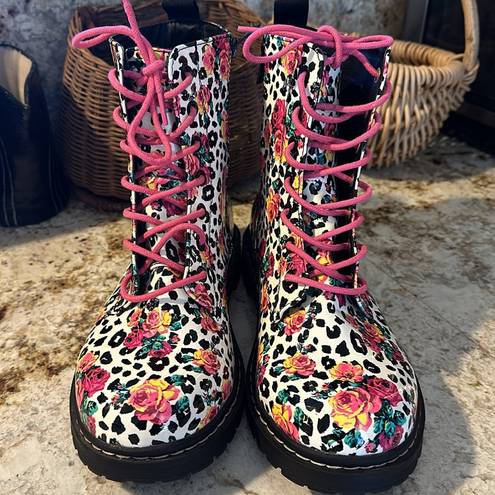 Betsey Johnson BETSY JOHNSON NWOB FLORAL COMBAT 🌸BOOTS💐