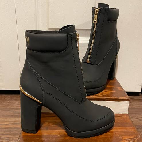 DKNY NWT  Logan Lug Sole Boot Black With Gold Metal Detail Size 7