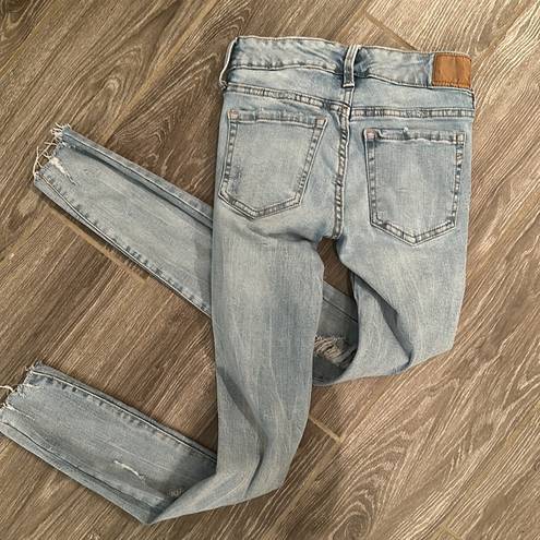 Aeropostale Women’s  size 0 low rise jegging light wash destroyed stretchy jeans