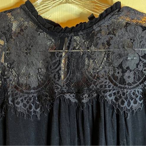 Bobeau  Lace Rayon Blouse, Size Small. Very Intricate. Excellent Condition.