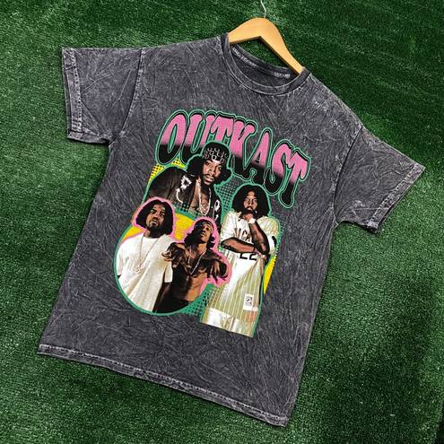 OutKast tshrit size medium 