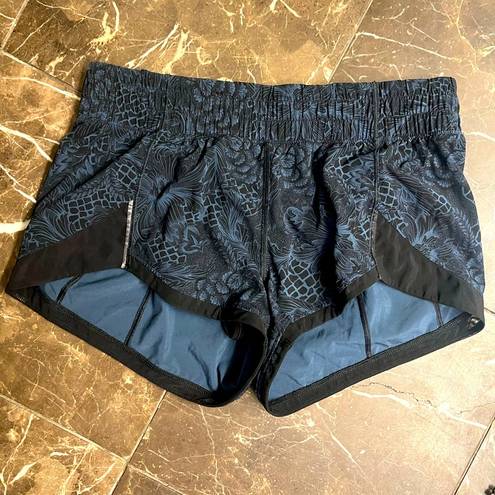 Lululemon NWOT  women’s size 6 hotty hot shorts 2.5  black and blue floral RARE