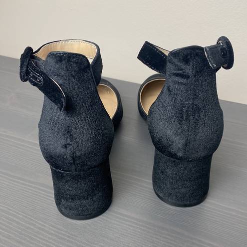 Unisa  Round Toe Ankle Strap Velvet Black
Block Heel