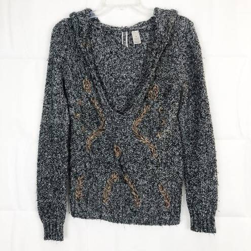 BKE  Embroidered V-Neck Gray Pullover Sweater Size Medium