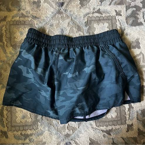 Vuori  shorts size small camo