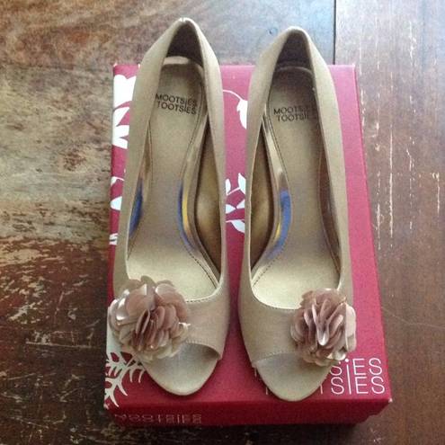 Mootsies Tootsies Satin Flower Open Toe Peep Toe Heel Taupe - Sz 7.5