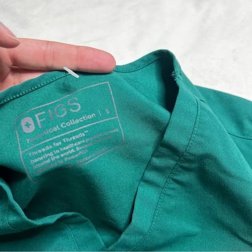 FIGS Catarina one pocket shirt and Zamora Jogger Scrubs Set in Green