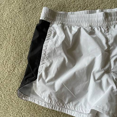 The North Face BLACK AND WHITE HYDRENALINE SHORT WOMEN’S LARGE