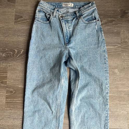 Abercrombie & Fitch  Ultra High Rise 90s Straight Jean criss cross