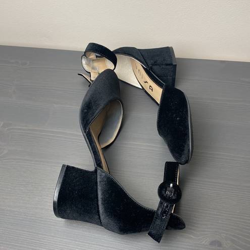 Unisa  Round Toe Ankle Strap Velvet Black
Block Heel