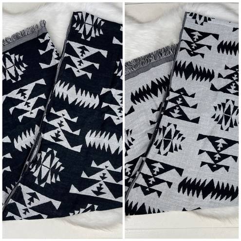 Forever 21 ❄️ Black White Southwestern Print Blanket Scarf Double Sided 2 in 1 