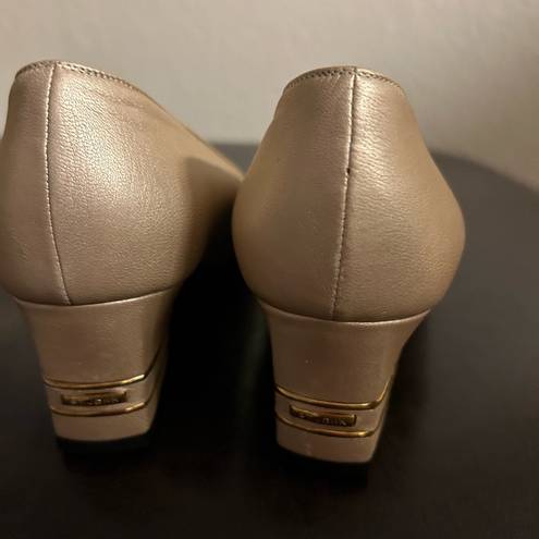 St. John Women's Light Beige Leather Pumps - Size [size]6B