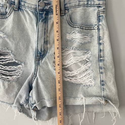 American Eagle  Mom Short Ripped Size 8 Light Wash