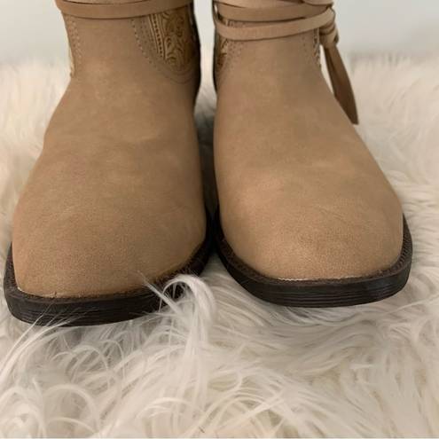 Dingo NWOB Boho Tan  Stamped Ankle Cowboy Boots Size 10M