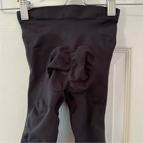 SKIMS 38.  SEAMLESS SCULPT ONYX SHORTS SMALL/MEDIUM