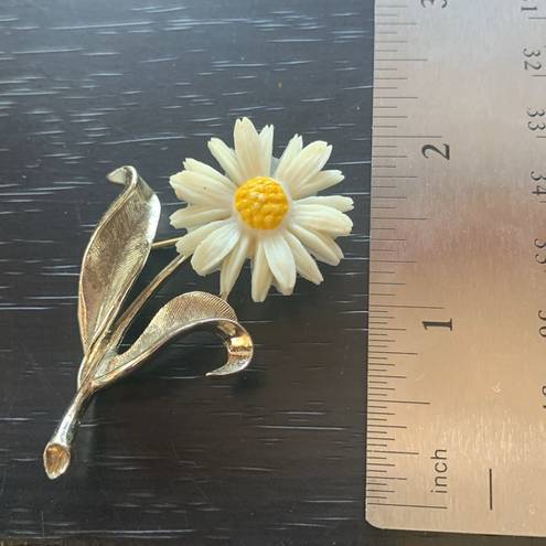 Daisy Vintage Sara Coventry  Brooch Pin