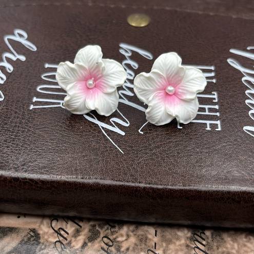 Daisy Vintage White  Bohemian Stud Earrings