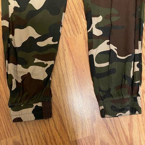 easel  camo joggers size S