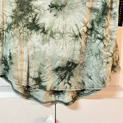 Absolutely Famous Green Tie Dye Women's Short Sleeve V-Neck T-shirt Size Medium