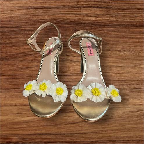 Betsey Johnson  Sedona Gold Daisy Sandals Size 9