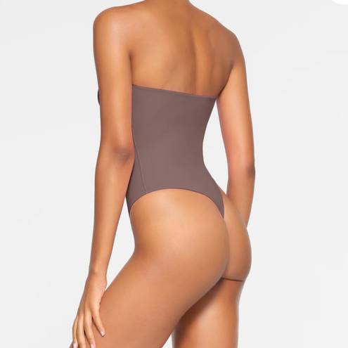 SKIMS  Fits Everybody Strapless Bodysuit