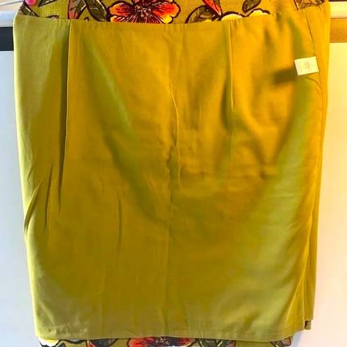 The Loft “  ”  LINED FITTED PENCIL  SKIRT SIZE 8P  AVOCADO FLORAL CUTE WITH BOOTS LNC