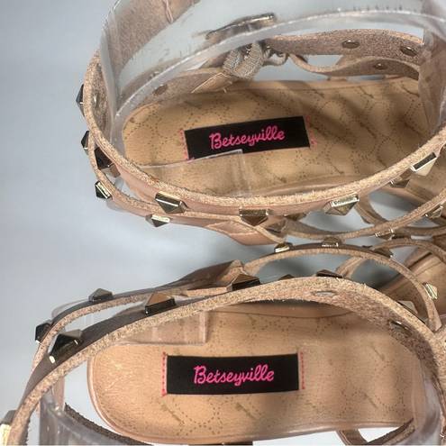 Betsey Johnson BETSEYVILLE Naveah Gold Studded Tan Gladiator Block Heeled Sandals Size 9