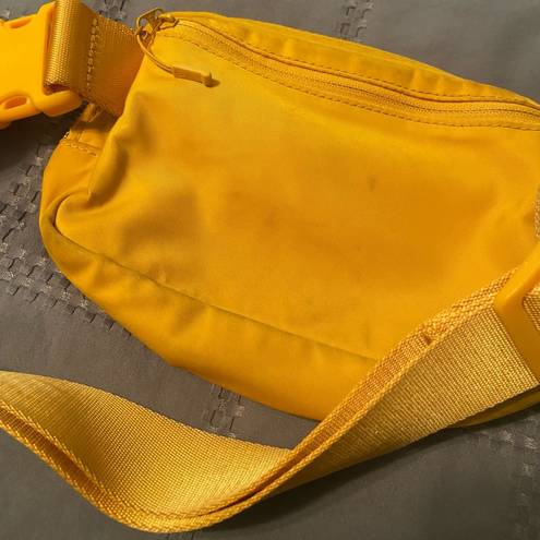 Lululemon  Everywhere Belt Bag (1L) - Mustard Yellow