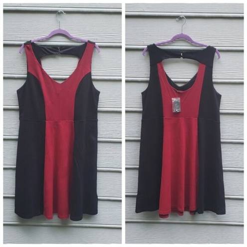 Torrid NWT  Sleeveless V-Neck Keyhole Back Colorblock Dress