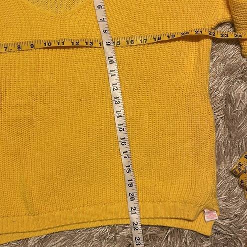 Boohoo  Yellow Long Sleeve V Neck Sweater Size M/L