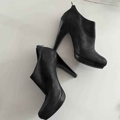 Jessica Simpson  Black rounded toe side zip booties 9