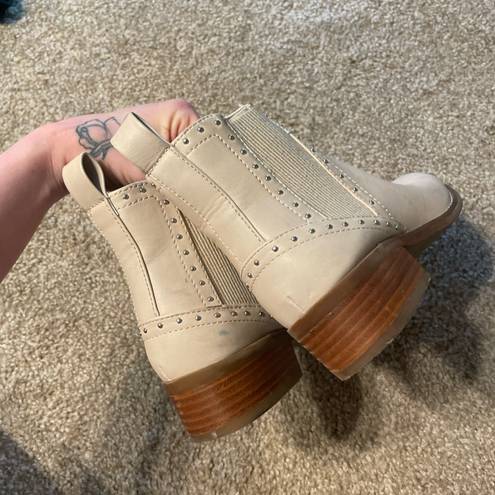 American Eagle Outfitters Off White Pleather Booties