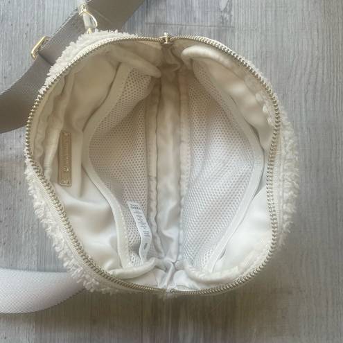 Lululemon  Everywhere Fleece Belt Bag in Light Ivory