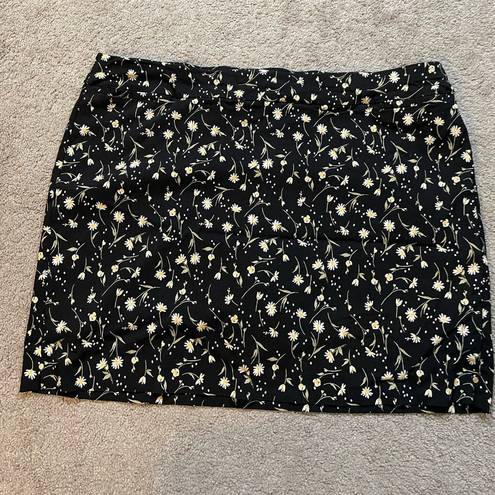 Briggs New York BRIGGS Black All Over Daisy Floral Print Skort | Size 22W