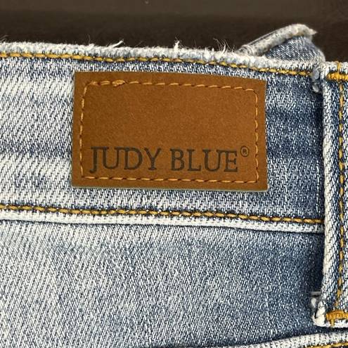 Judy Blue  paint slash distressed shorts in a size small